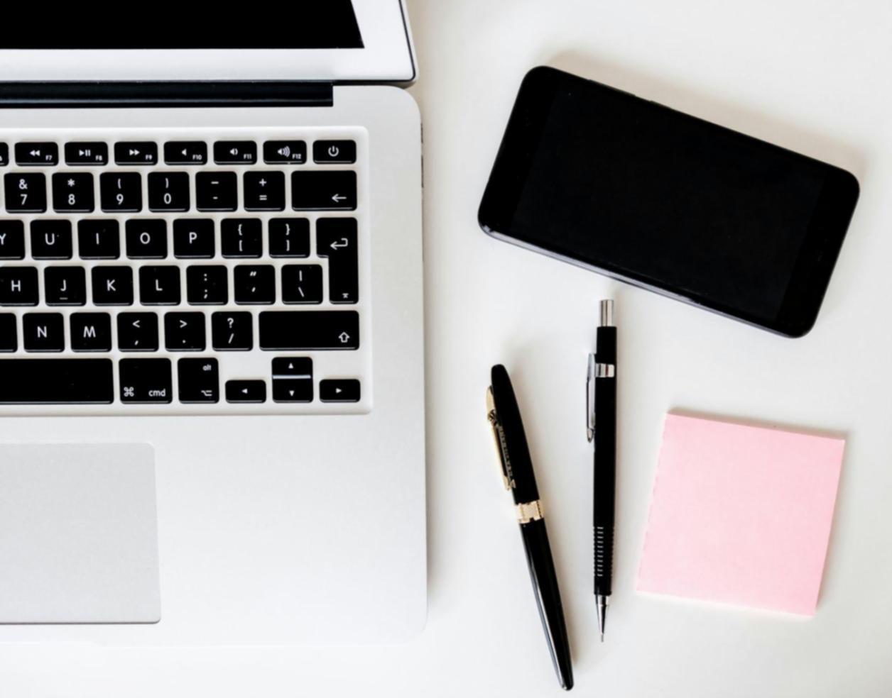 Interactive finance communication training demonstrating real-world scenarios